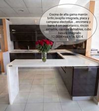 WEB_Cocina Marron con Barra Encimera Blanca